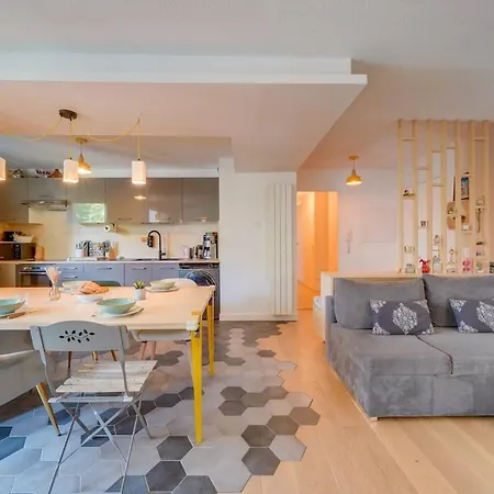 Cozy Apartment, Perfect Location *